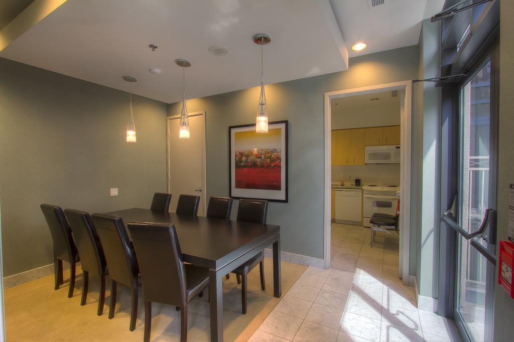 Sky Suites Yorkville Торонто Номер фото