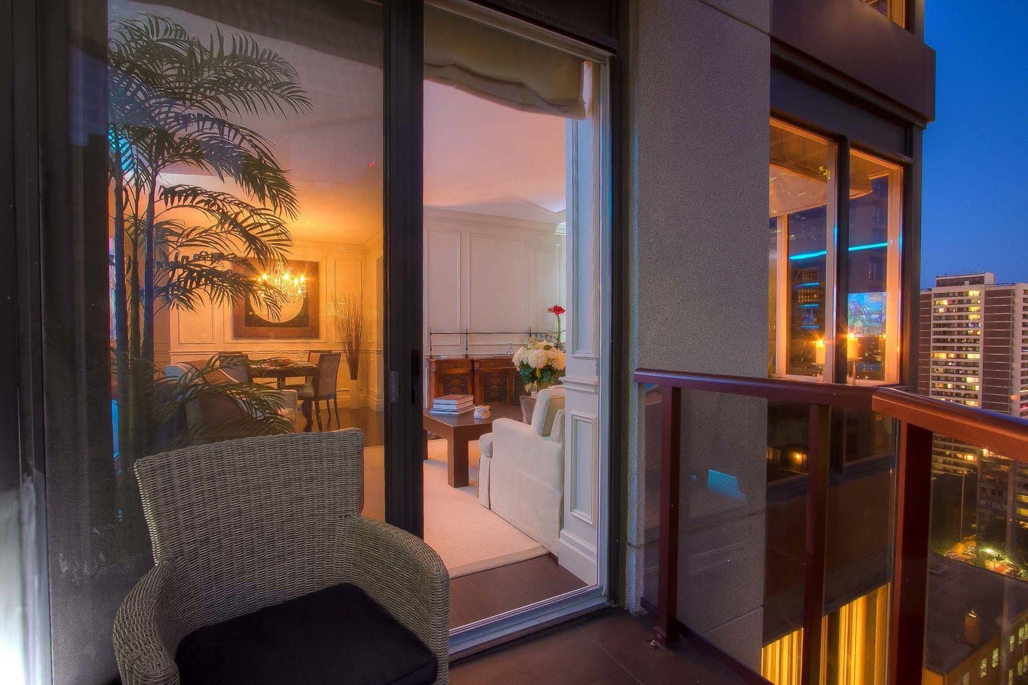 Sky Suites Yorkville Торонто Екстер'єр фото